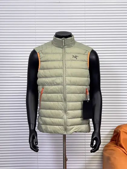 工厂 ARC‘TERYX/始祖鸟90鹅绒羽绒马甲 Cerium Vest排骨系列休闲拉链立领鹅绒马甲 整件马甲采用超轻量的面料和填充 可以轻松卷缩成自身的一个口袋中 形成一个非常小的收纳包 整件马甲采用超轻量的面料和填充,可以轻松卷缩成自身的一个口袋中,形成一个非常小的收纳包. •收纳后体积仅比一个可乐罐稍大,重量极轻(约200-250克,取决于尺码),几乎不占任何背包空间,非常适合作为应急保暖层随身携带 颜色:烟灰绿,破晓蓝,宝石蓝,铜砂黄,黑色